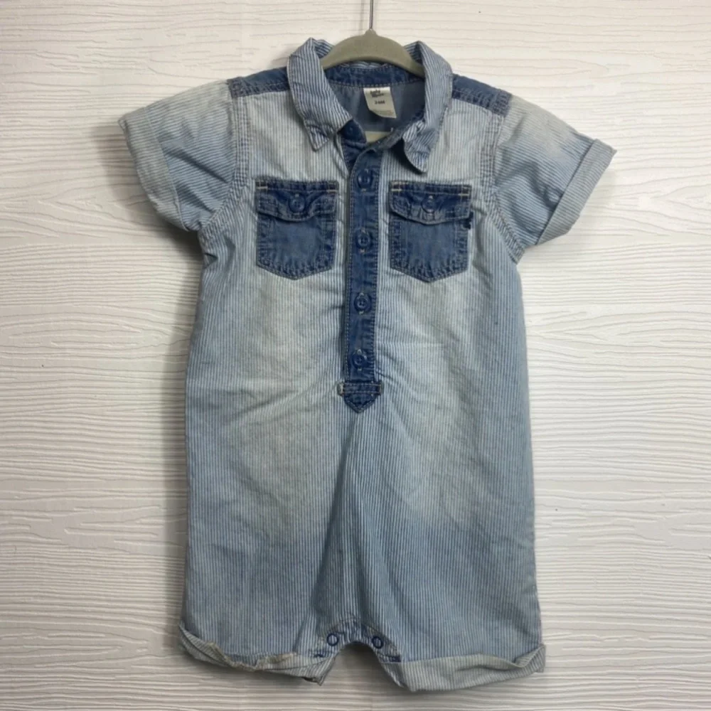 OshKosh Bgosh button closure